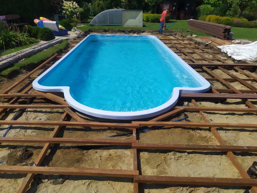 Montaż tarasu przy basenie